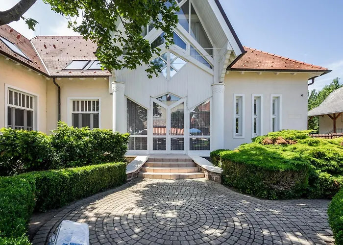 Villa Clariss Pool & City Center Stay